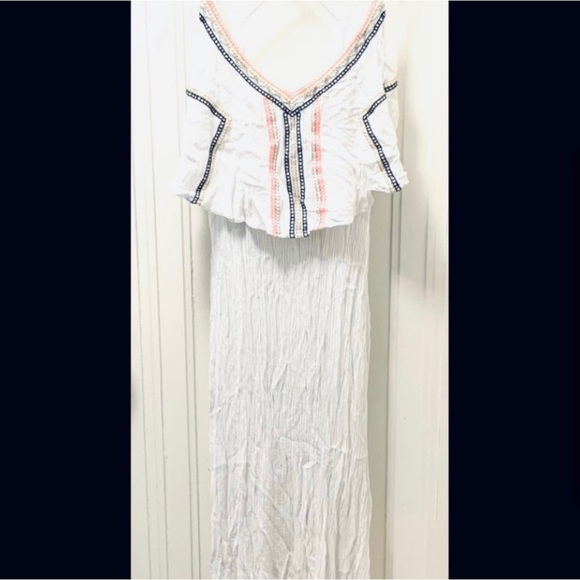 IMPRESSIONS White Crinkled Maxi
Dress with embroidery - Picture 2 of 5